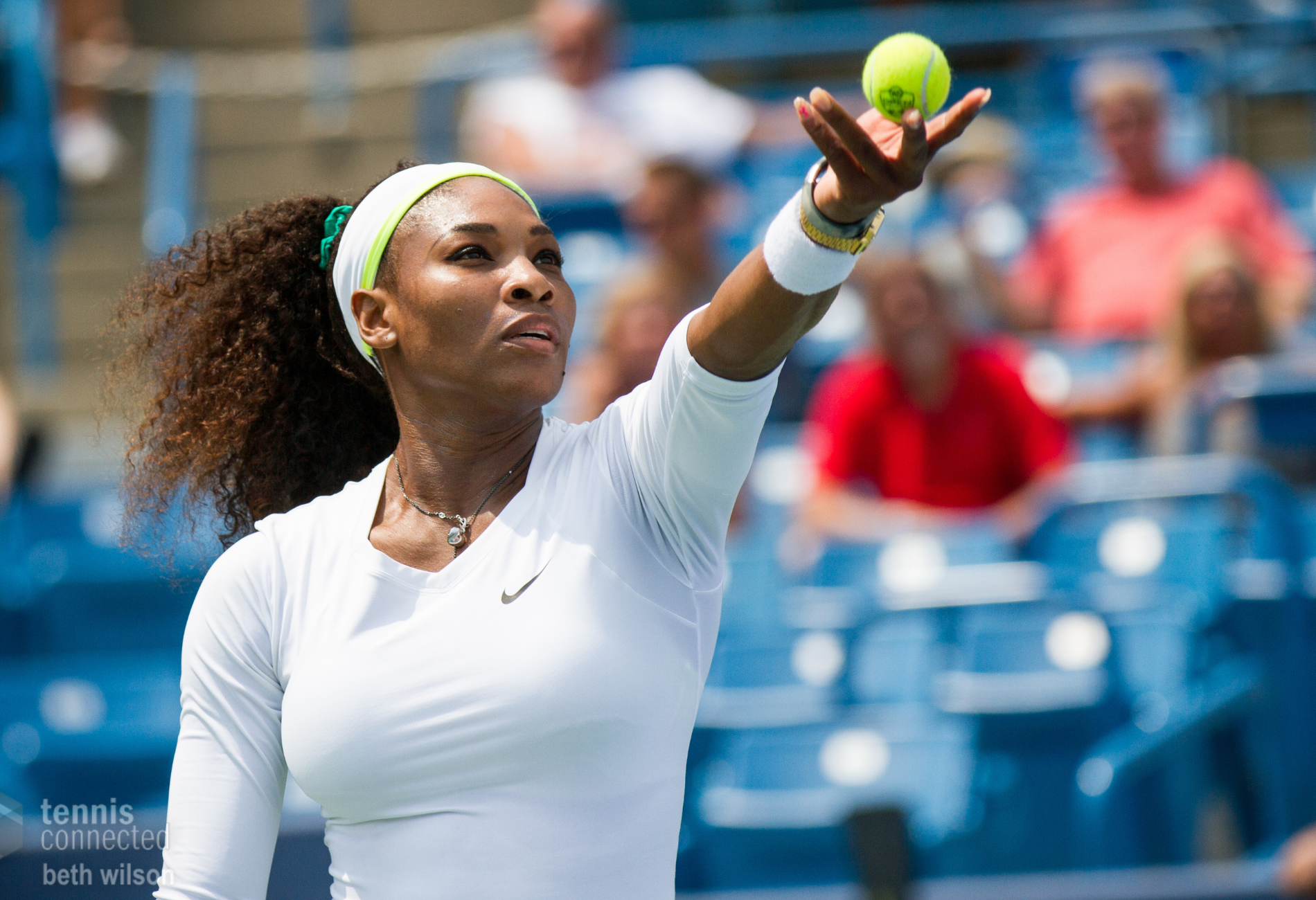 serena williams gets ready to serve