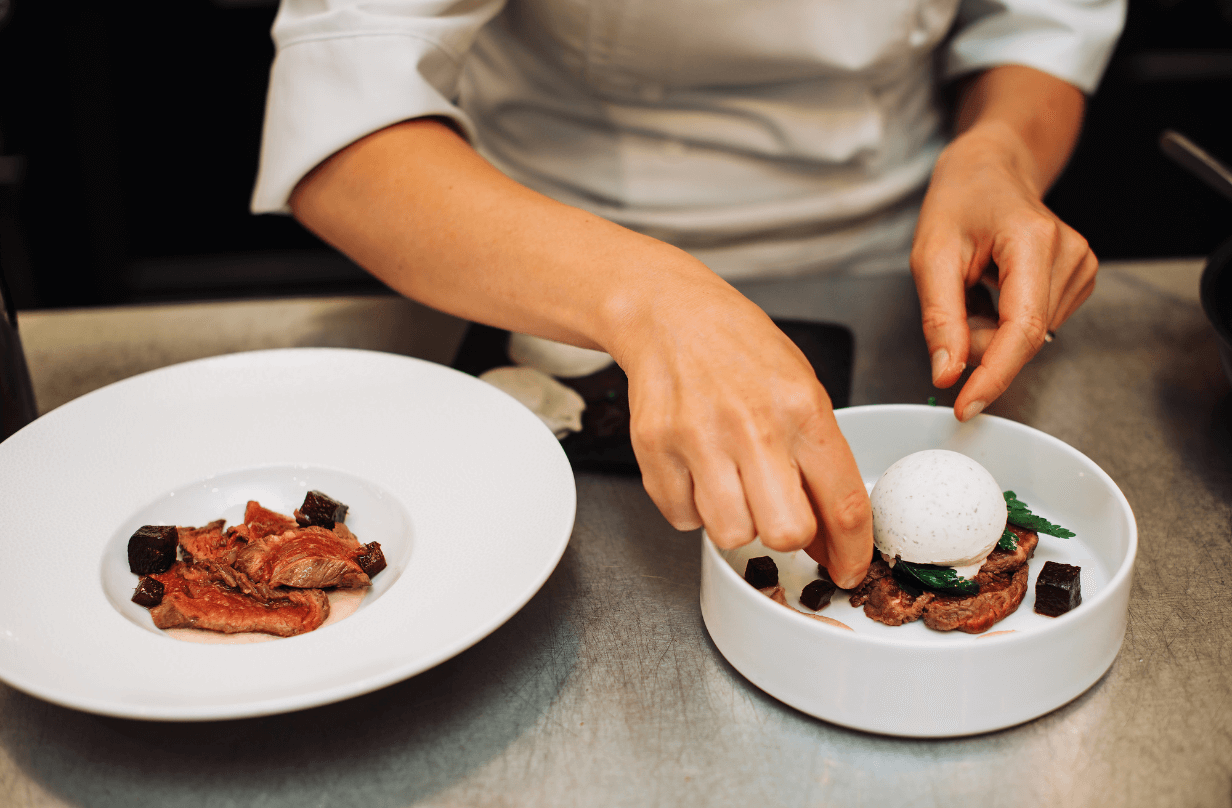 michelin star restaurant chef plating food