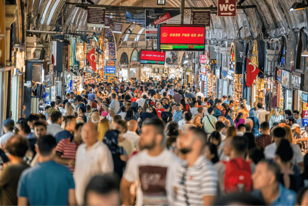 Istanbul grand bazaar crowd