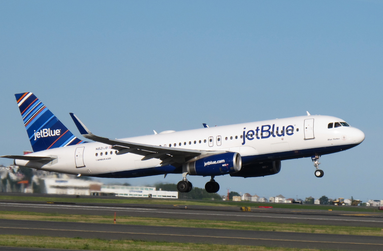 jetblue plane taking off