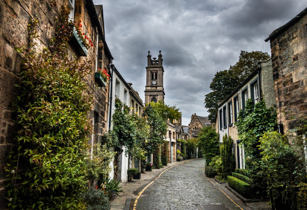 street in Scotland with cobblestone and old world buildings