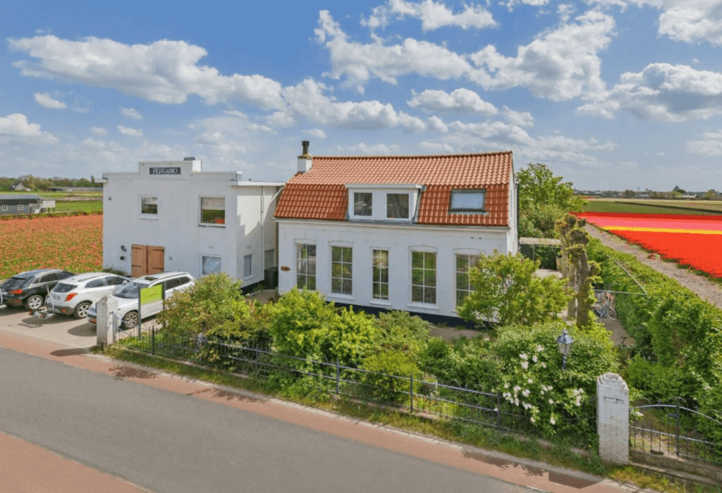 the front view of the Dutch hotel Bed and Breakfast Pergamo with a tulip field in the background