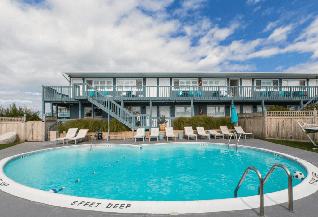 The pool and backside of the Haven Montauk hotel