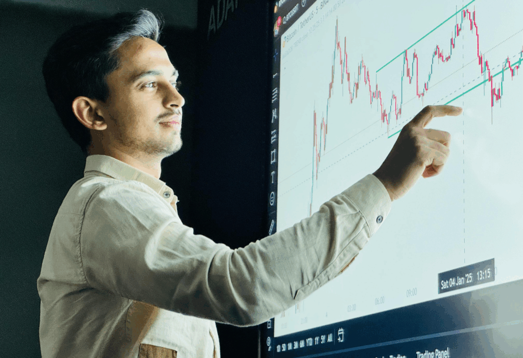 someone checking out stock markets