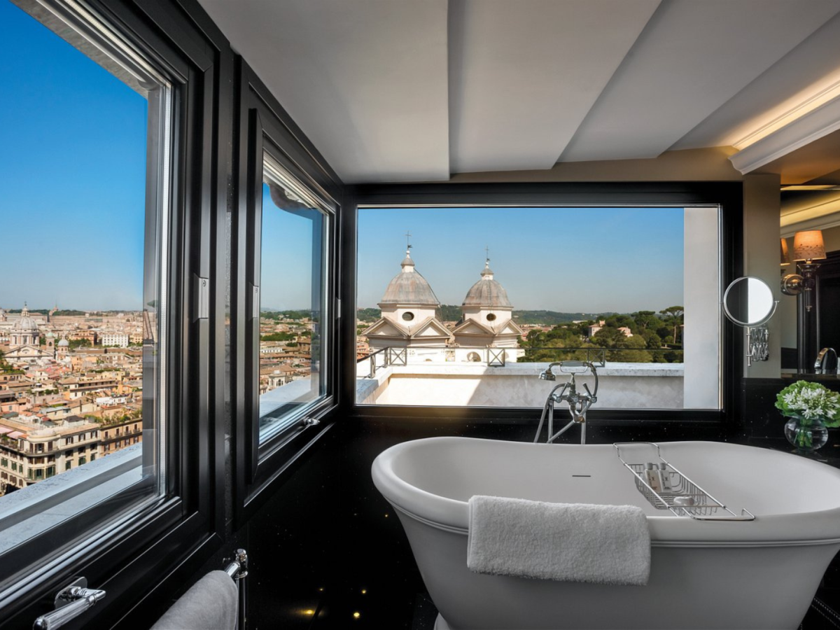 bathtub with city view in Rome